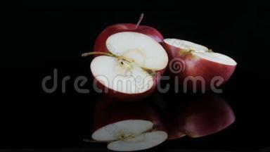 镜面和黑色背景上美丽成熟多汁的<strong>红<strong>苹果</strong>。 <strong>水果</strong>，健康食品，饮食..